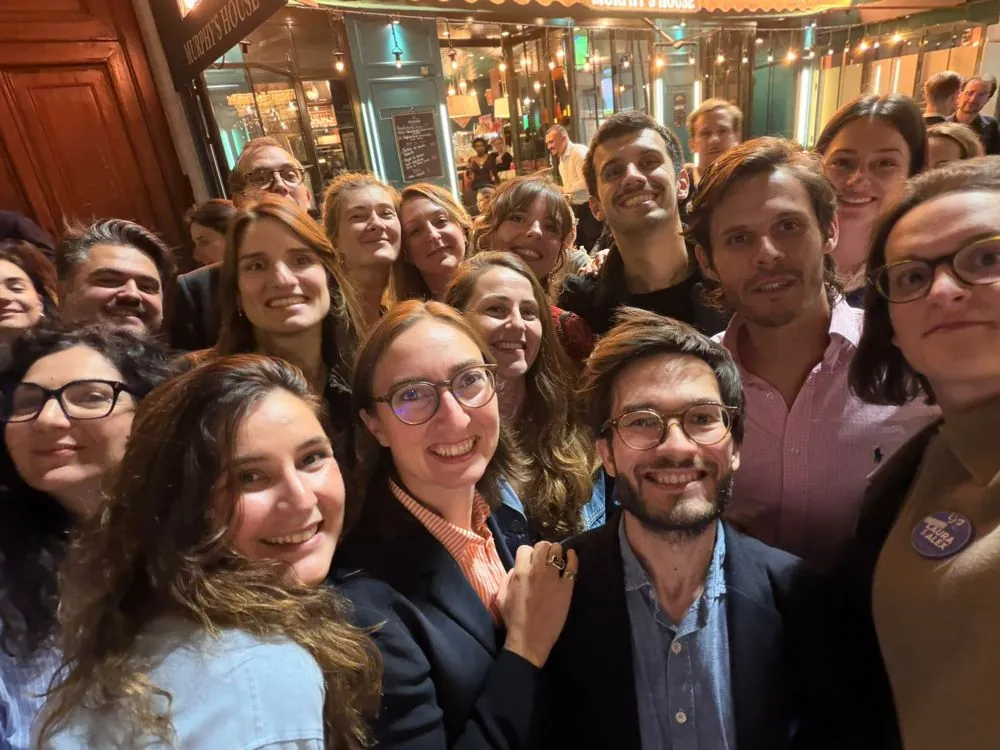Selfie de groupe des candidat·es et adhérent·es de l’UJA de Paris devant le Murphy’s House