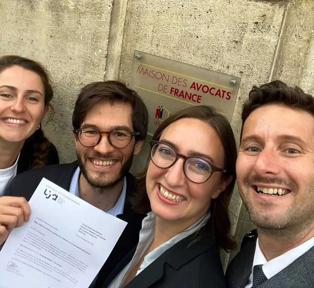 Le président de l’UJA de Paris et des candidat·es devant la Maison des avocats de France, la lettre de dépôt de la liste à la main