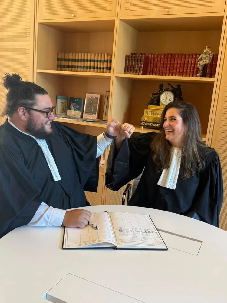 Alexandre Coratella et Laura Ben Kemoun, en robe, signent le registre des candidatures